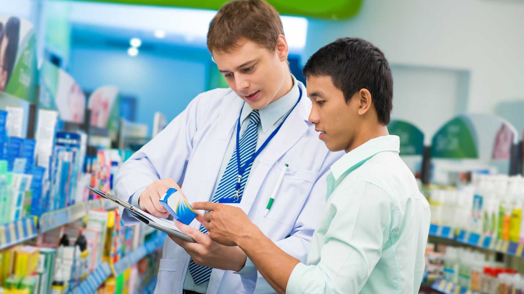 hombre atendiendo farmacia