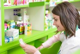 mujer en farmacia