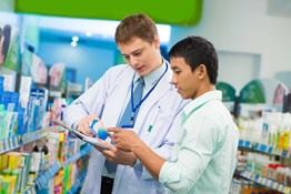 hombre atendiendo farmacia